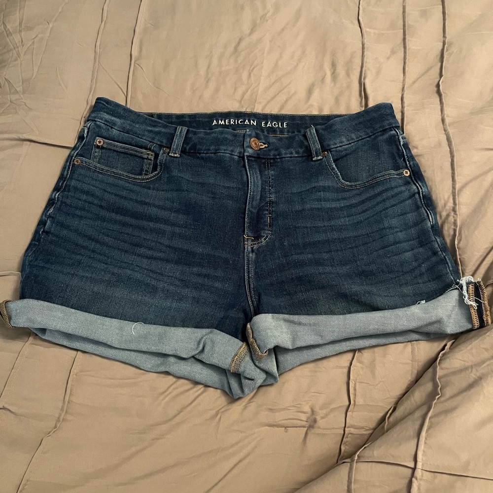 Womens American Eagle jean shorts. Curvy midi. The Dream Short. Size 16